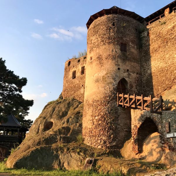 Boldogkővár bejárata a naplementében, Zemplén, Magyarország