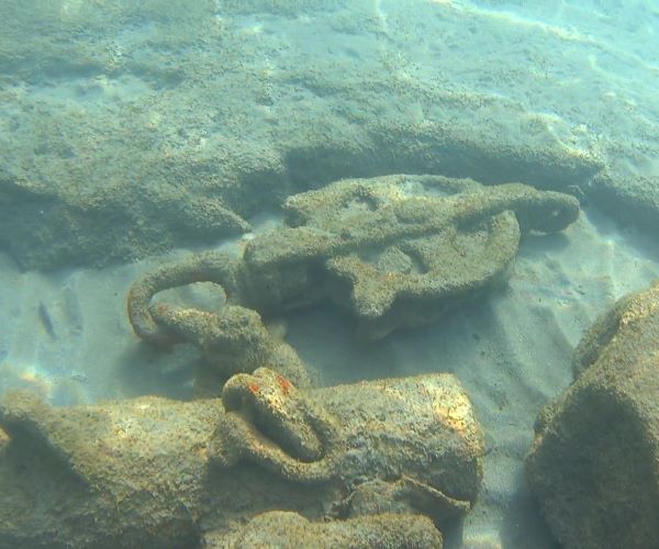 Dimitrios Shipwreck hajóroncs darabjai a tengerbenPeloponnészosz, Görögország