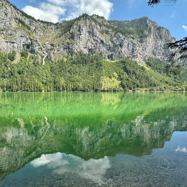 Smaragdzöld Leopoldsteinersee a sziklafalak tükörképével, Eisenerz mellett, Ausztria