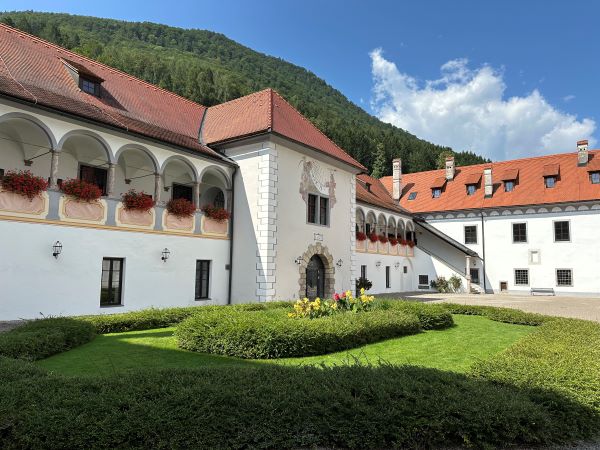 A Karthauzi klastrom árkádos udvara virágokkal, Gaming, Ausztria