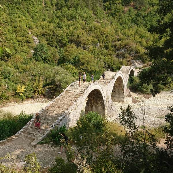 A háromíves Plakidas kőhíd Zagori vidékén, Görögország