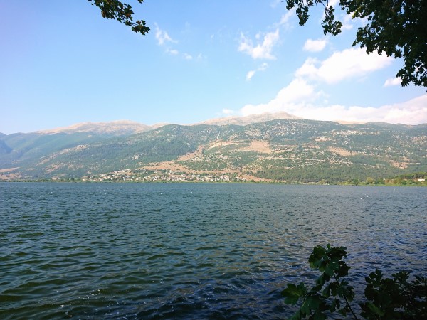 Ioannina az azonos nevű tó partján fekszik, Görögország