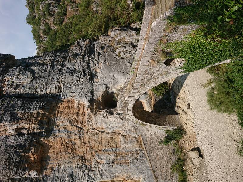 A Kokkoros kőhíd íve a sziklafal alatt, Zagori, Görögország