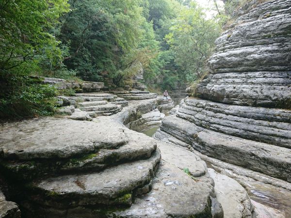 A Papingo kőmedencék réteges sziklái, Zagori, Görögország