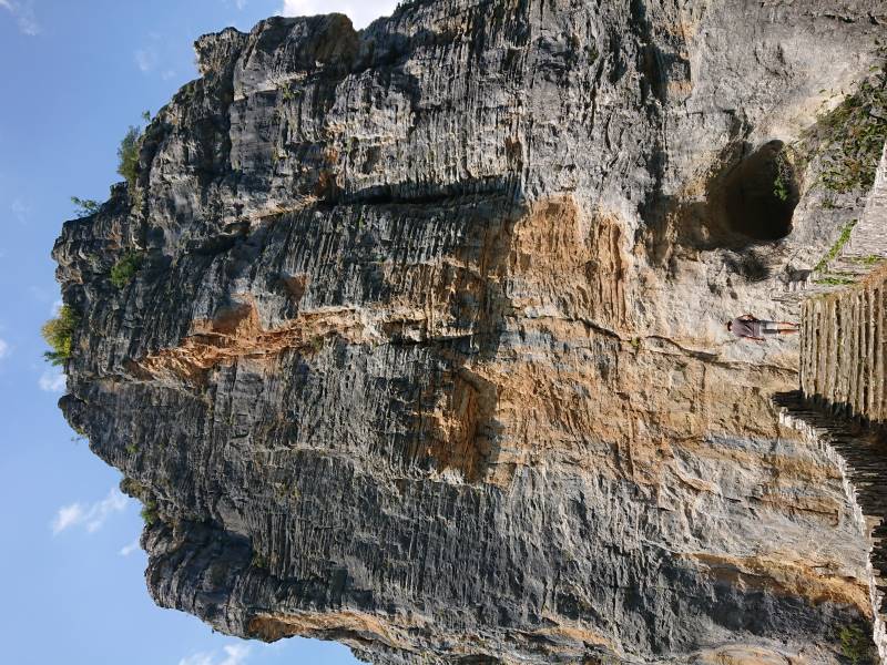 Réteges sziklatorony a Kokkoros kőhíd közelében, Zagori, Görögország