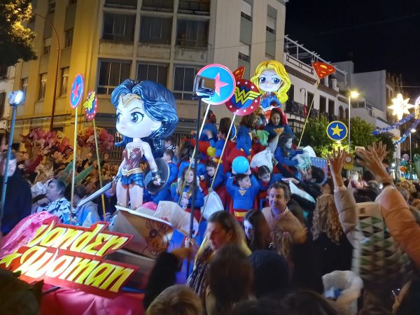 Mesehősökkel díszített kocsi a sevillai Három Királyok Parádén