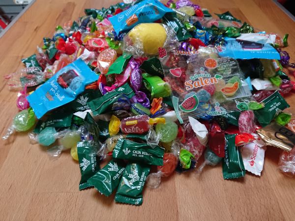 összegyűjtött cukorkák a Három Királyok Parádén Sevillában