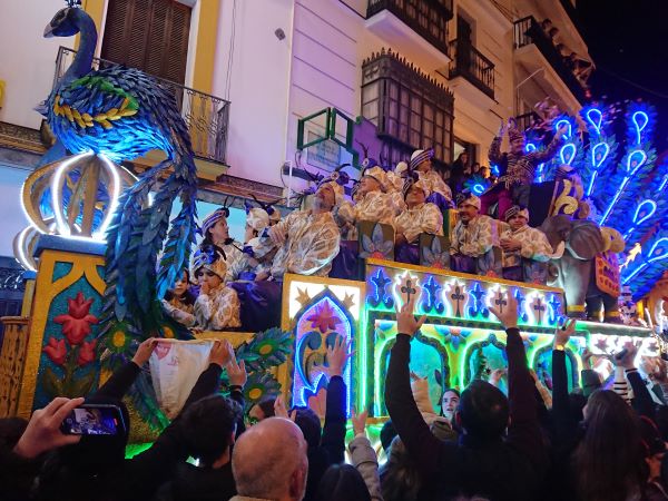 Pávás, kivilágított kocsi a sevillai Három Királyok Parádén
