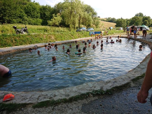 Fürdőzők a kalamenyi ingyenes termálmedencében, Szlovákia