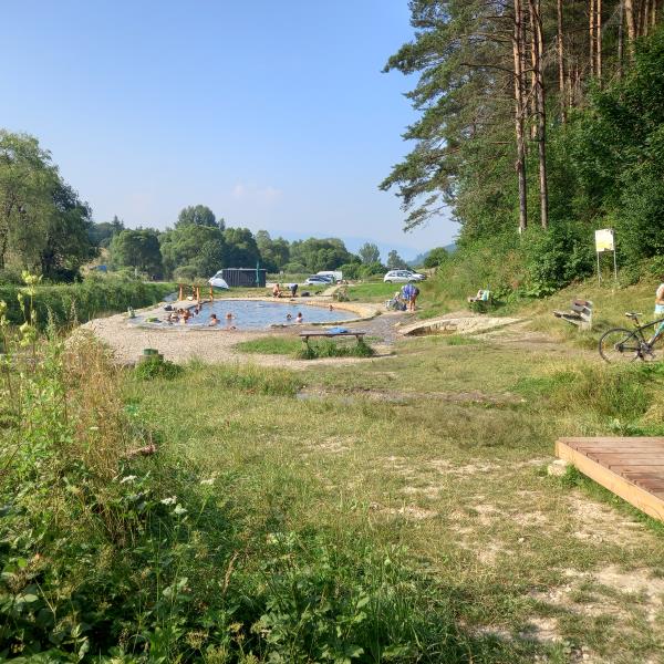A kalamenyi (kelemenfalui) ingyenes termálforrás a fák között, Szlovákia