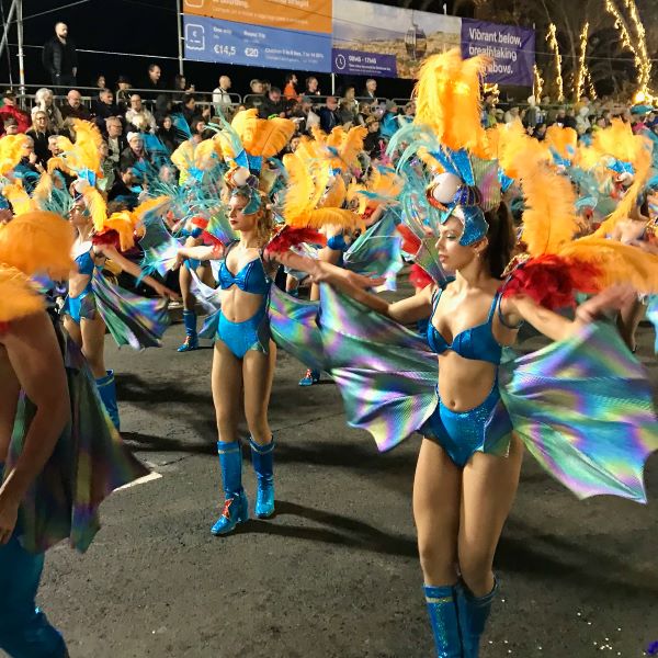 Kék tollas jelmezes táncosok a funchali karnevál felvonulásán, Madeira