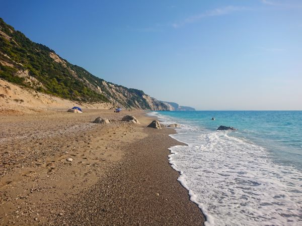 Hullámok és fehér sziklafal a Gialos Beachen, Lefkáda, Görögország
