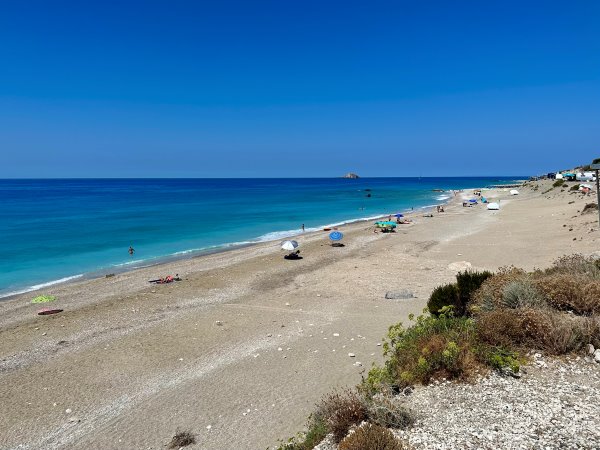 Napernyők a hosszú Gialos Beachen, Lefkáda, Görögország