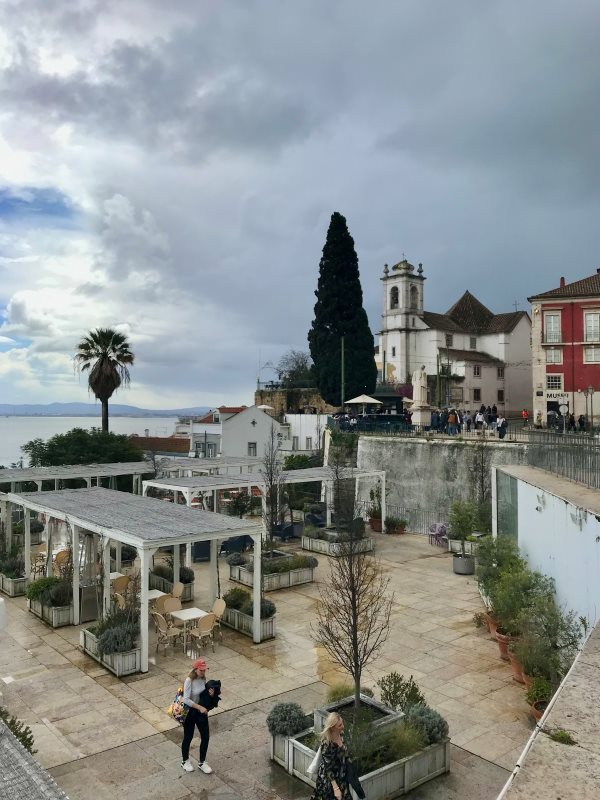 28-as villamos vonalánál lévő két nagyobb kilátóterasz a Miradouro das Portas do Sol, illetve a Miradouro de Santa Luzia., Lisszabon, Portugália