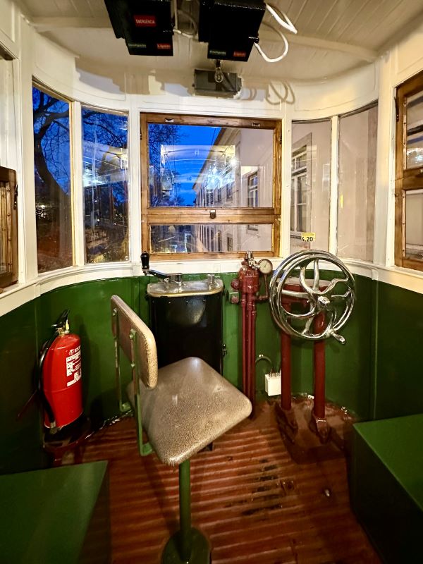  Elevador da Glória (Gloria Funicular) régi sikló vezetőfülkéje, Lisszabon, Portugália
