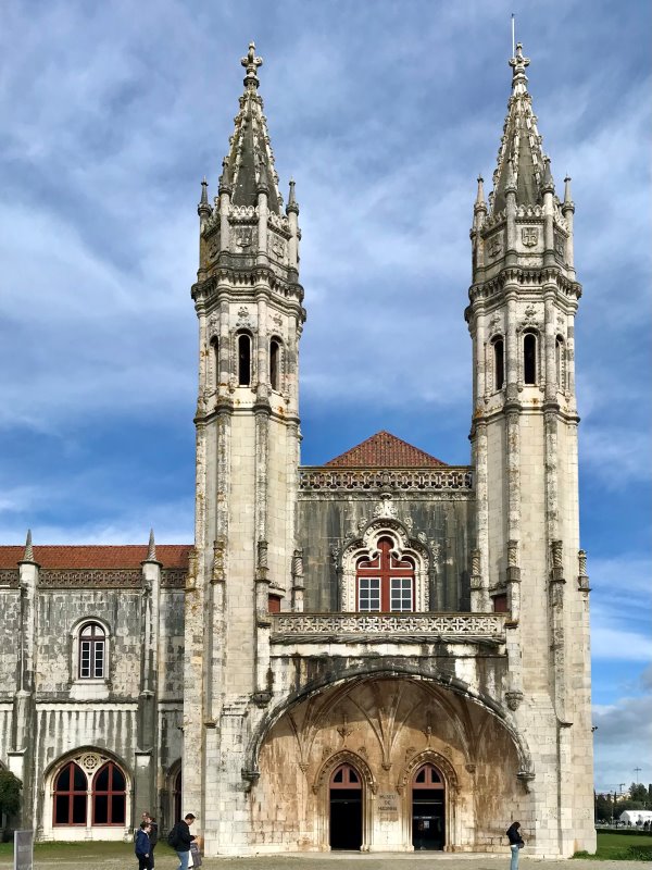 A Jerónimos-kolostor templomának díszes kapuja és tornyai, Belém, Lisszabon