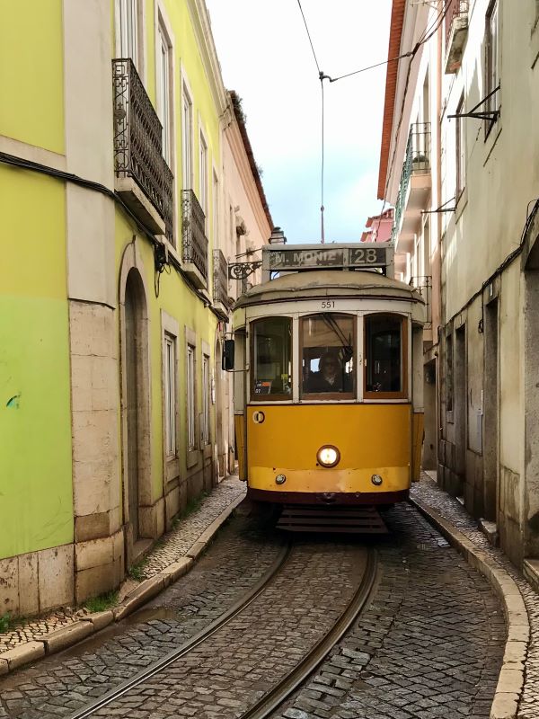 régi villamos a szűk utcán Lisszabonban, Portugália