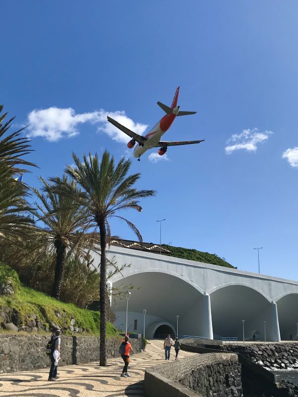 Madeira repterére leszálló gép  Santa Cruz felett, Portugália