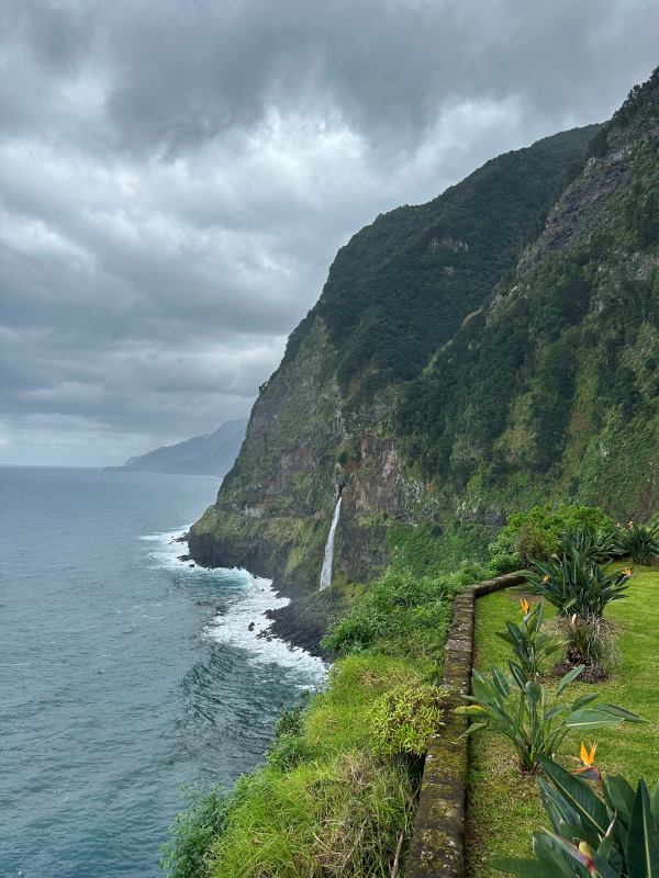 vízesés a Seixal mellett a Miradouro do Véu da Noivanal, Madeira, Portugália