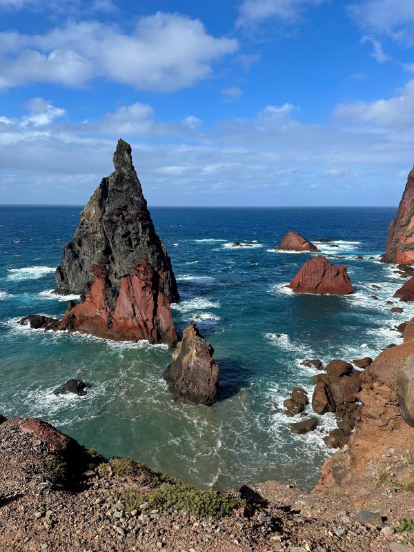 Szent Lőrinc-félsziget öböl színes sziklákkal, Madeira, Portugália