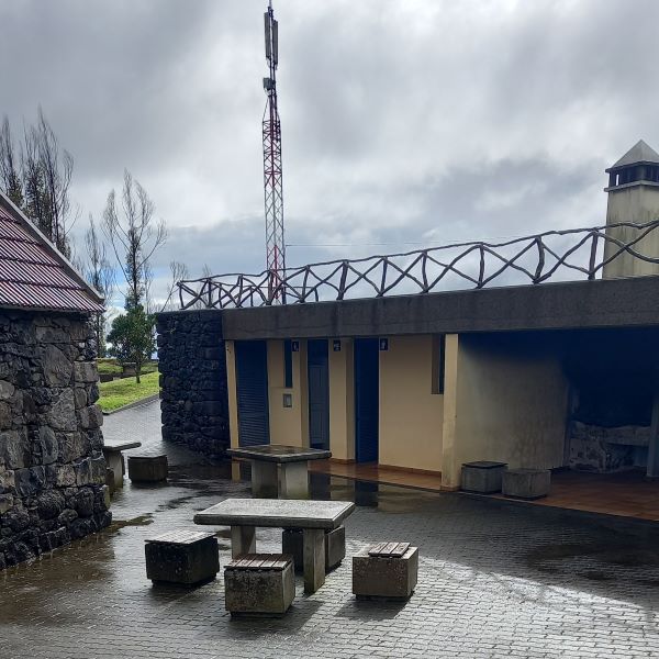 Kempinghely mosdóval,, mosogatóval grillezőhellyel, Madeira, Portugália