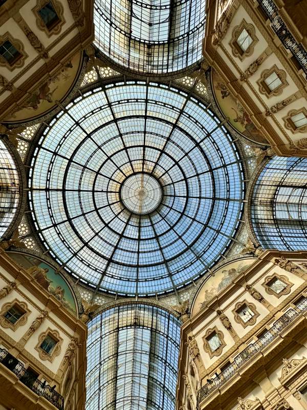  Galleria Vittorio Emanuele II., bevásárlóközpont  üvegteteje és a festett homlokzatok Milánóban, Olaszország