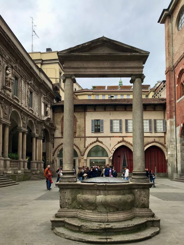 Piazza Mercantinál (kereskedők tere),  Milánó középkori városközpontja, Olaszország