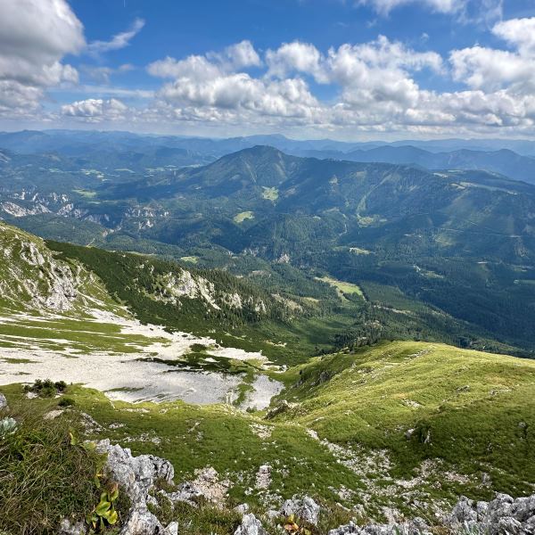 Hegyi rétek és távoli hegyláncok az Ötscher oldaláról, Ausztria