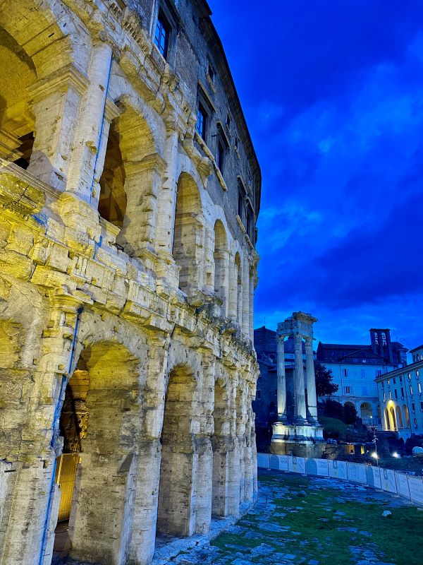 Teatro di Marcello ókori római színház és Temples of Apollo Sosiano & Bellona romjai, Róma, Olaszország
