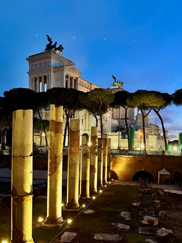 Traianus fóruma (Foro di Traiano) a háttérben  Vittorio Emanuele II. emlékműve, Róma Olaszország