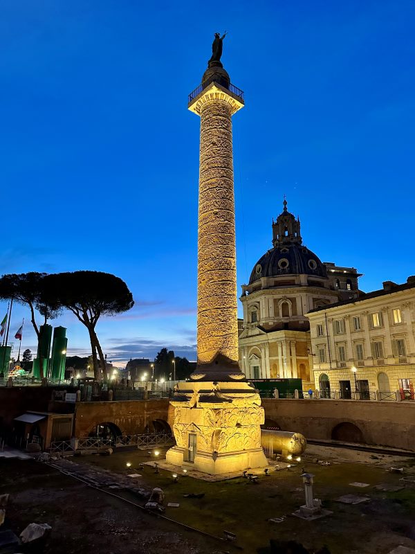 Traianus fóruma (Foro di Traiano), dombormintával spirálisan körbe futtatott Traianus oszlop (Colonna Traiana), Róma, Olaszország
