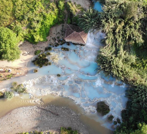 A Cascate del Mulino termálmedencéi madártávlatból, Saturnia, Toszkána