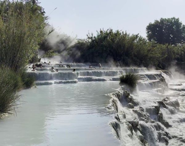 Gőzölgő termálvizes teraszok a Cascate del Mulinónál, Saturnia, Toszkána