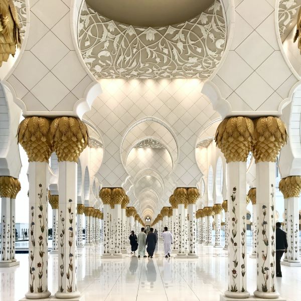 Aranyozott fejezetű márványoszlopok a Sheikh Zayed mecset árkádsorában, Abu Dhabi