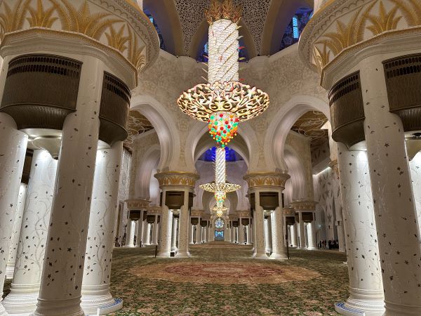 Hatalmas kristálycsillár a Sheikh Zayed mecset imatermében, Abu Dhabi