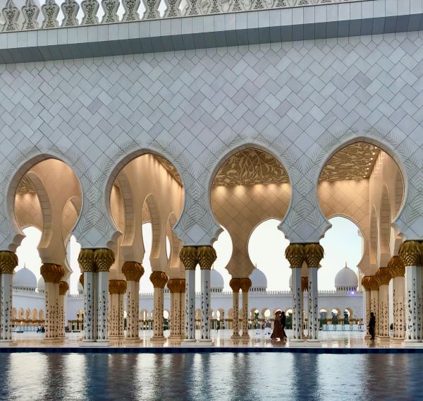 A Sheikh Zayed mecset aranyozott árkádjai a tükröződő medencével, Abu Dhabi