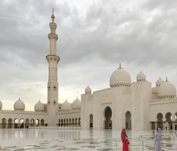 A Sheikh Zayed mecset fehér kupolái és minaretje az udvarról, Abu Dhabi
