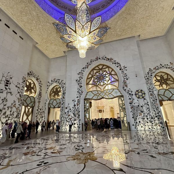 Virágmintás márványfalak és csillár a Sheikh Zayed mecset belsejében, Abu Dhabi
