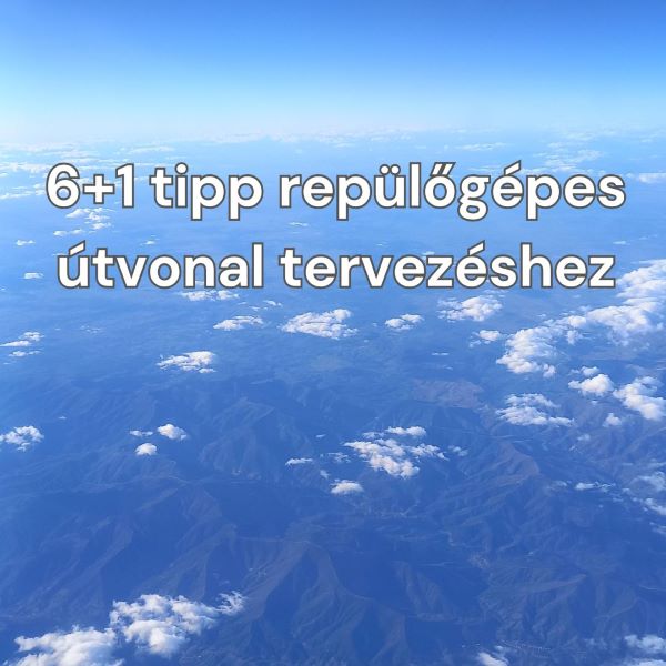 „6+1 tipp repülőgépes útvonaltervezéshez” felirat a felhők fölötti kilátáson