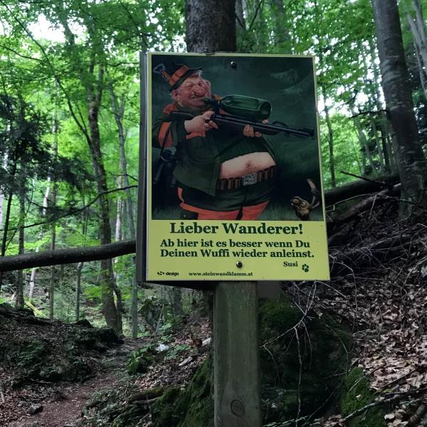 Tréfás „Lieber Wanderer!” tábla a Steinwandklamm túraútvonalán, Ausztria